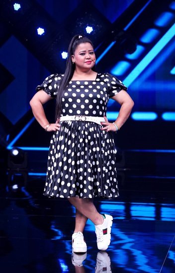कॉमेडियन भारती सिंह को भी उनके शो के सेट पर बड़े वाइट डॉट वाली ड्रेस में देखा जा चुका है।