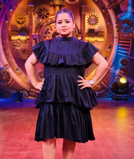 कॉमेडियन भारती सिंह (Bharti Singh) की एक विडियो वायरल हो रही है जिसमें वह दाढ़ी मूंंछ पर बात करती नजर आ रही हैं लेकिन उनका यह बयान लोगों को पसंंद नहीं आया और उन्हें खूब ट्रोल किया जाने लगा। अब भारती ने इस बयान पर माफी (Bharti Singh Apologize) मांगते हुए कहा है कि उन्होंने किसी धर्म के बारे में नहीं बोला, केवल हंसाने के लिए दाढ़ी मूंछ जैसे शब्द का इस्तेमाल किया था। अगर किसी को इस बयान से ठेस पहुंची है तो उसके लिए माफी मांगती हूं। भारती से पहले भी कई टीवी स्टार्स (TV Stars) अपने बयानों को लेकर विवादों में आए हैं और फिर उन्हें माफी मांगनी पड़ी है। 