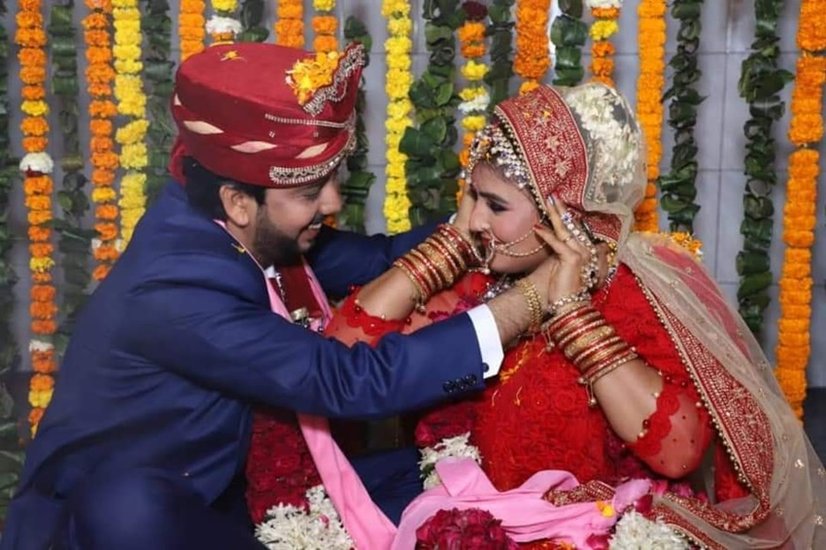 भोजपुरी एक्ट्रेस आकांक्षा अवस्थी के पति का नाम है विवेक कुमार। विवेक कुमार फिल्मों से दूर किसी मल्टीनेशनल कंपनी में काम करते हैं।