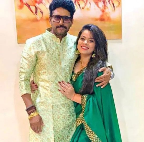 निधि झा ने यश मिश्रा से ब्याह रचाया है। यश भोजपुरी एक्टर हैं। भोजपुरी एक्ट्रेस अंजना सिंह से तलाक के बाद यश ने एक्ट्रेस निधि झा से शादी की है।