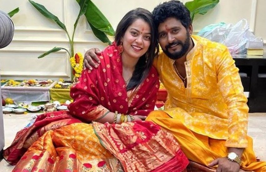 Bhojpuri Celebs Divorce: तमाम ऐसे लोग हैं जो शादी और तलाक के बाद खुद को दूसरा मौका देते हैं और फिर से घर बसाते हैं। ऐसा करने वालों में कई फिल्मी हस्तियां भी शामिल हैं। बात भोजपुरी फिल्म इंडस्ट्री की करें तो यहां भी कई एक्टर्स के तलाक हुए। इनमें से कुछ ने दोबारा घर बसा लिया तो कोई अकेले ही खुश है। आइए डालते हैं एक नजर:&nbsp;