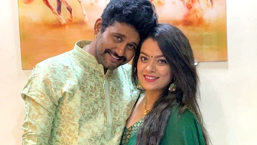 हाल ही में भोजपुरी एक्टर यश कुमार मिश्रा ने एक्ट्रेस निधि झा संग शादी रचाई। निधि उनकी दूसरी पत्नी हैं। निधि से पहले यश की शादी एक्ट्रेस अंजना&nbsp;सिंह से हुई थी। शादी के कुछ सालों बाद दोनों का तलाक हो गया था।