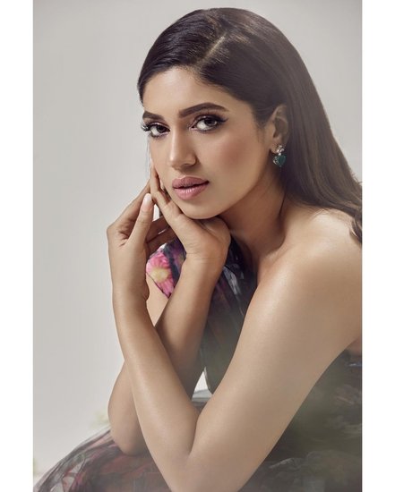 Bhumi Pednekar: बॉलीवुड एकट्रेस भूमि पेडनेकर सोशल मीडिया में भी काफी एक्टिव हैं। वह आए दिन अपनी फोटोज फैंस के साथ शेयर करती रहती हैं। हाल ही में भूमि ने कुछ फोटोज पोस्ट की हैं जो उनके फैंस को काफी पसंद आ रही है।
