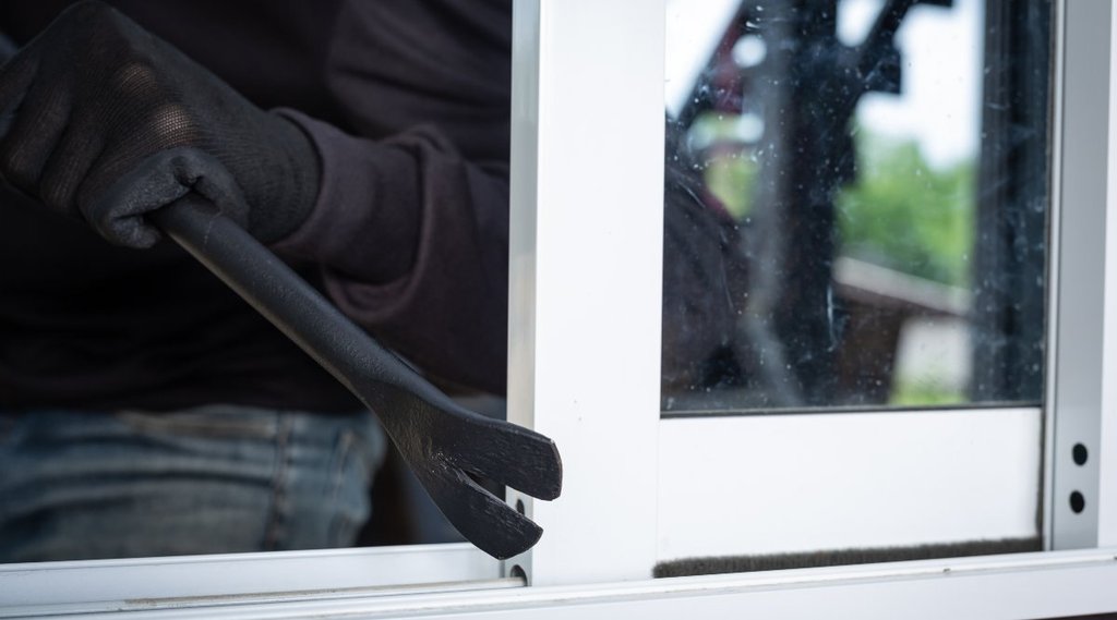 Bihar | Purnia | Man robs his own house | Goods worth 4 lakh looted | purnia robbery