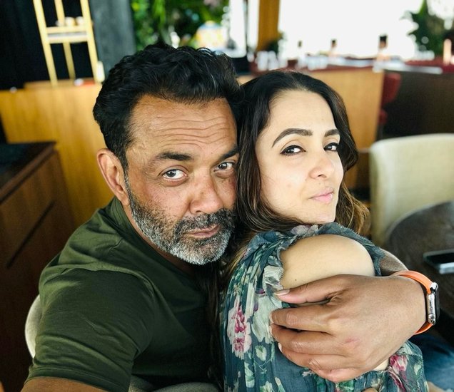 बॉबी देओल (Bobby Deol) स्टारर चर्चित वेब सीरीज आश्रम (Ashram) का तीसरा पार्ट (Ashram 3) 3 जून को रिलीज होने वाला है। इसमें बॉबी देओल 'बाबा निराला' (Baba Nirala) के किरदार से काफी तारीफें बटोर चुके हैं। सीरीज में बॉबी देओल को जितना खलनायक दिखाया गया है, असल जिंदगी में वह उतने ही शांत हैं। साथ ही वह अपनी पत्नी से भी बेहद प्यार करते हैं। 