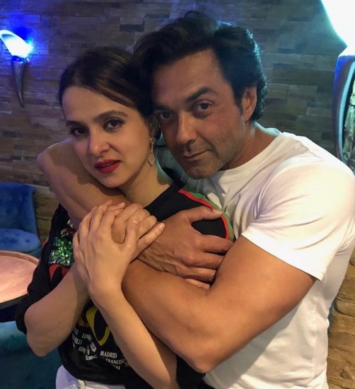 कल ही बॉबी देओल ने अपनी शादी की 26वीं सालगिरह मनाई है और पत्नी के साथ खूबसूरत तस्वीरें भी शेयर की हैं। 