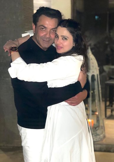 बॉबी देओल कई मौकों पर यह कह चुके हैं कि उनकी पत्नी ने उन्हें काफी सपोर्ट किया है और जब उनके पास काम नहीं था तो पत्नी ने ही उन्हें डिप्रेशन से बाहर आने में मदद की थी। 