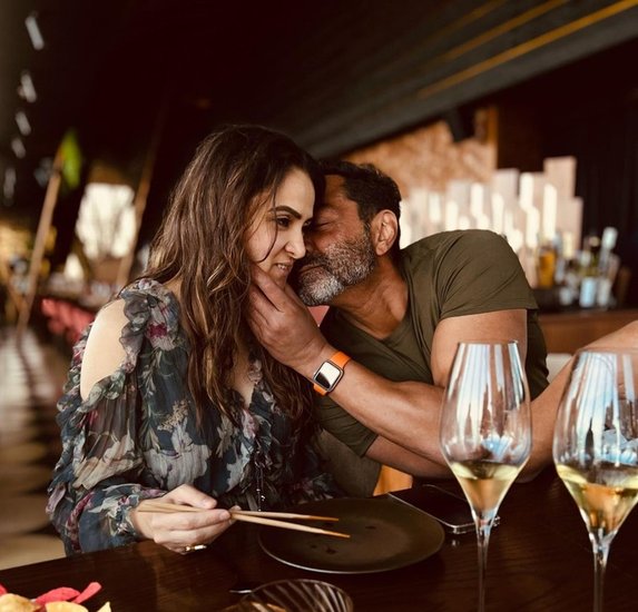 बॉबी देओल अपनी पत्नी को लाइफलाइन मानते हैं और इसका जिक्र कई बार वह सोशल मीडिया के जरिए कर चुके हैं। 