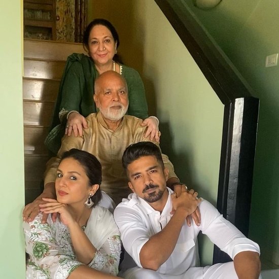 एक्टर साकिब सलीम हुमा कुरैशी के भाई हैं। दोनों ने फैमिली फोटो शेयर कर फैंस को ईद की बधाई दी।