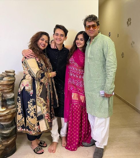 एक्ट्रेस जन्नत जुबैर पापा, मम्मी औऱ छोटे भाई के साथ ईद के मौके पर काफी खुश नजर आईं।