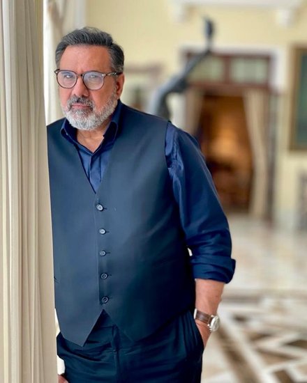 बॉलीवुड (Bollywood) में कई स्टार्स ऐसे हैं जिन्हें आते ही पहचान मिल गई तो वहीं कई स्टार्स ऐसे हैं जिन्होंने कई साल तक टीवी-फिल्मों में काम किया और लंबे समय के बाद पहचान मिली। वहीं कुछ स्टार्स ऐसे भी हैं जिन्होंने काम ही 35 या 40 की उम्र के बाद करना शुरू किया। बोमन ईरानी (Boman Irani) भी इन्हीं में से एक हैं। बोमन ने मुन्ना भाई एमबीबीएस (Munna Bhai MBBS) से अपने करियर की शुरुआत की थी और उनके काम को बेहद पसंद किया जाने लगा। अब वह कई बड़ी फिल्मों का हिस्सा हैं। उन्होंने फिल्मों में अपने करियर की शुरुआत 44 साल की उम्र में की थी। 