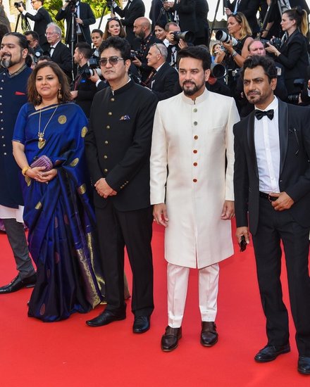 इस फोटो में नवाजुद्दीन सिद्दीकी, अनुराग ठाकुर और प्रसून जोशी समेत अन्य लोग नजर आ रहे हैं।