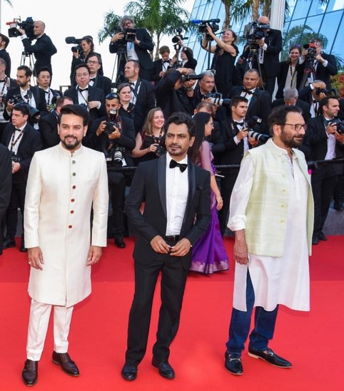 नवाजुद्दीन ने ब्लैक एंड वाइट टू पीस तो अनुराग ठाकुर शेरवानी में नजर आ रहे हैं। साथ में डायरेक्टर शेखर कपूर भी हैं।