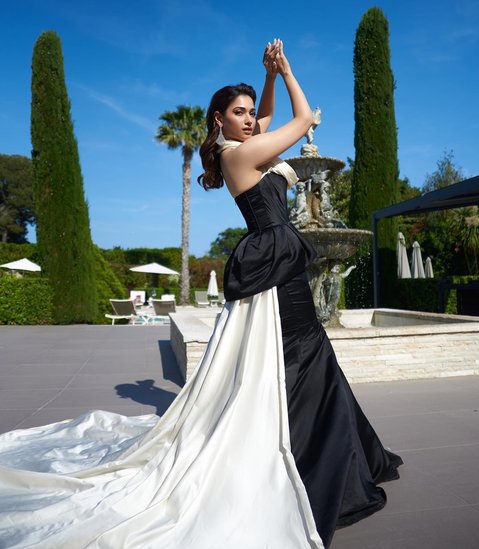 तमन्ना भाटिया यह मोनोक्रोम गाउन पहने कान्स फेस्टिवल 2022 के पहले दिन दिखाई दी हैं। उनकी लुक को फैंस पसंद कर रहे हैं।