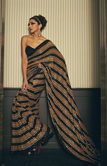 कान्स फिल्म फेस्टिवल 2022 (Cannes Film Festival 2022) शुरू हो चुका है जिसमें कई इंडियन सेलिब्रिटी भी हिस्सा लेने पहुंचे हैं। इनमें दीपिका पादुकोण (Deepika Padukone) से तमन्ना भाटिया (Tamanna Bhatia), नवाजुद्दीन (Nawazuddin Siddiqui) से आर माधवन (R Madhvan) तक सितारे नजर आ रहे हैं। किसी ने रेड कारपेट पर मोनोक्रोम गाउन पहनकर एंट्री की तो किसी ने ब्लैक आउटफिट में जलवा दिखाया। दीपिका पादुकोण कान्स 2022 के पहले दिन इस लुक में नजर आई हैं। हालांकि उनके फैंस को यह लुक ज्यादा पसंद नहीं आया।  