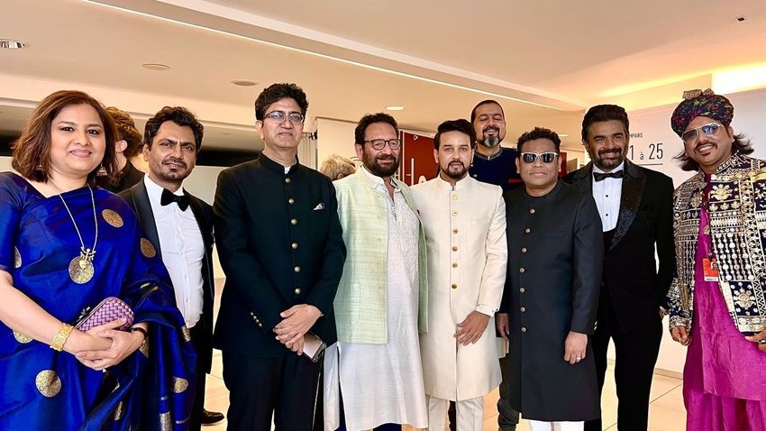 इस फ्रेम में बॉलीवुड इंडस्ट्री के कई चेहरे नजर आ रहे हैं। यह सभी कान्स 2022 के पहले दिन इस अंंदाज में वहां पहुंचे हैं। (All Photos: Social Media)