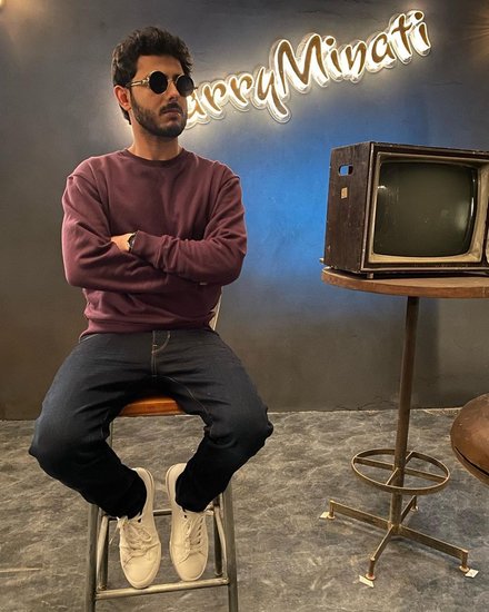 कैरी मिनाती (Carryminati) को आज की जनरेशन बेहद अच्छे से जानती है। हालांकि कैरी ने महज बारहवींं क्लास तक&nbsp;पढ़ाई&nbsp;की है लेकिन यूट्यूब पर इनके 3.55 करोड़ सब्सक्राइबर हैं ।&nbsp;(Photo: Carryminati Instagram)