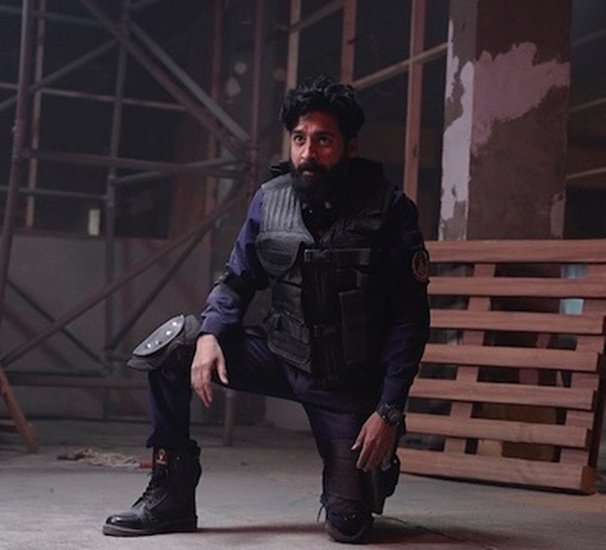 इसके बाद उन्होंने 'कमीने', 'फालतू', 'डी-डे' और 'सनक' सहित कई फिल्मों में काम किया लेकिन उन्हें पहचान 'आश्रम' में भोपा स्वामी के किरदार से मिली। (All Photos: Chandan Roy Sanyal Instagram)