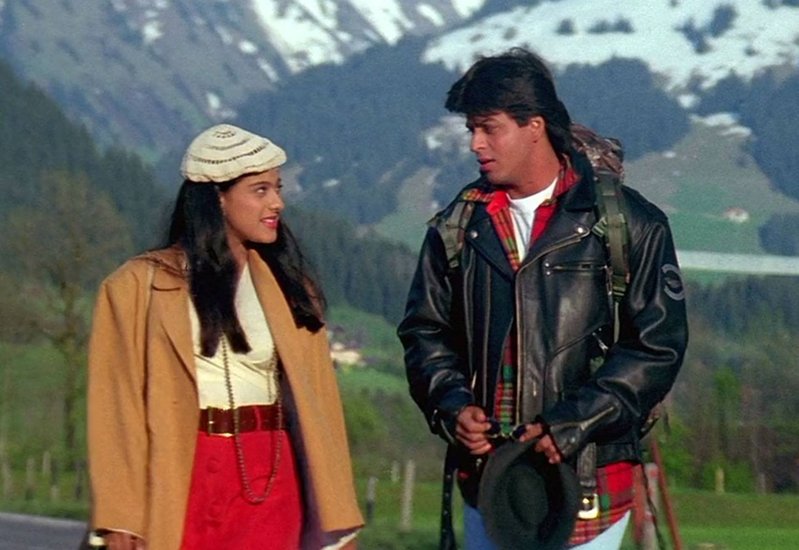 शाहरुख खान को किंग ऑफ रोमांस बनाने वाली फिल्म 'दिल वाले दुल्हनिया ले जाएंगे' डायरेक्ट उनके पास नहीं आई थी। इस फिल्म में सैफ अली खान को लिया जाना था लेकिन सैफ ने यह फिल्म करने से मना कर दिया जिसके बाद शाहरुख को यह रोल दिया गया।