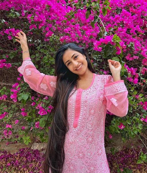 इस फोटो में भी धनश्री पिंक सूट पहने नजर आ रही हैं। (All Photos: Dhanashree Verma Instagram)