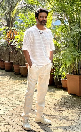 धनुष द ग्रे मैन में नजर आएंगे। इस फिल्म में उनके साथ हॉलीवुड स्टार क्रिस इवान्स भी होंंगे। फिल्म को हॉलीवुड की फेमस डायरेक्टर जोड़ी रूसो ब्रदर्स डायरेक्टर करेंगे।