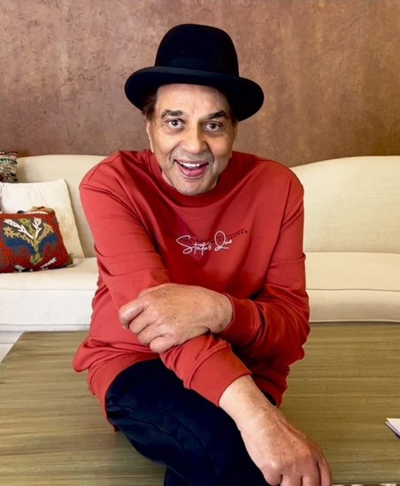 धर्मेद्र कई बार अपनी लिखी शायरी व कविताएं बोलते नजर आए हैं। उनकी इस कला को लोग काफी पसंद करते हैं।