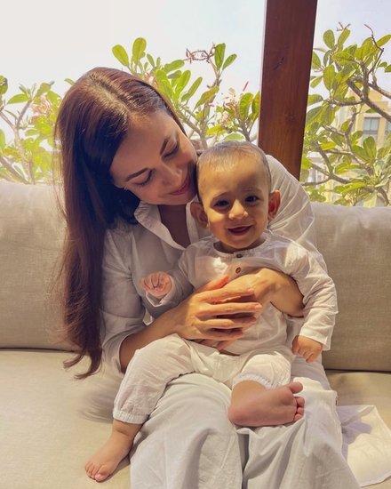 दीया मिर्जा ने अपने बेटे का नाम अव्यान रखा है जिसका अर्थ होता है परफेक्ट।