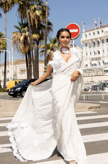 दीपा खोसला 2022 के साथ-साथ पहले भी कान्स के रेड कार्पेट पर अपनी खूबसूरती से जलवा बिखेर चुकी हैं।