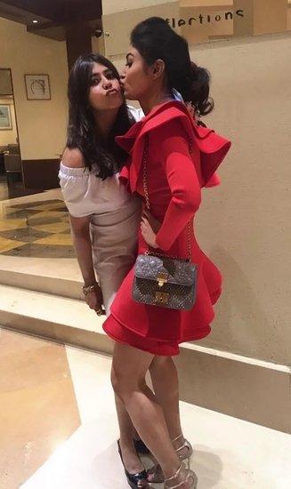 एकता कपूर और मौनी रॉय भी बेहद करीबी दोस्त हैं। कई बार मौनी एकता कपूर संग तस्वीरें शेयर कर चुकी हैं और एकता की खूब तारीफ भी करती हैं।