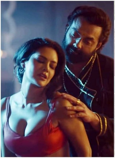 बॉबी देओल की सुपरहिट वेब सीरीज आश्रम 3 जून को रिलीज होने के लिए तैयार है। इसका ट्रेलर सामने आते ही फैंस तीसरे पार्ट को देखने के लिए बेताब हैं लेकिन तीसरे पार्ट में एक्ट्रेस ईशा गुप्ता की एंट्री ने फैंस को हैरान कर दिया है। 