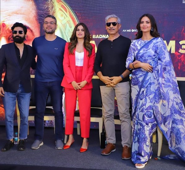 ईशा ने इन तस्वीरों को शेयर करते हुए लिखा है, 'जपनाम, दिल्ली में आश्रम 3 के प्रमोशंंस।'