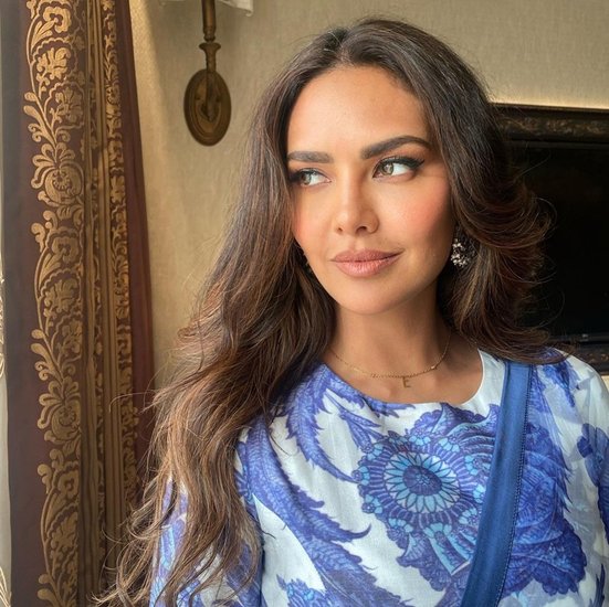 ईशा को साड़ी में देखकर कुछ यूजर्स हैरान भी हैं। उनका कहना है कि ईशा को ज्यादातर बोल्ड लुक में ही देखा जाता है।