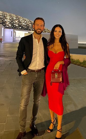 जब ईशा ने पहली बार मैनुअल संग तस्वीरें शेयर की थीं तो कैप्शन में माइन लिखा था। एक इंटरव्यू में ईशा ने कहा था कि वह अपने पोते-पोतियों को अपनी लव स्टोरी सुनाना पसंद करूंगी। (All Photos: Esha Gupta Instagram)