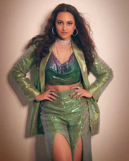 शत्रुघ्न सिन्हा की बेटी सोनाक्षी सिन्हा ने दबंग के लिए न्यूकमर का फिल्मफेयर अवॉर्ड अपने नाम किया था। उन्होंने उस साल अमृता पुरी और प्रियामणि को पीछे छोड़ा था।