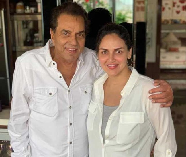 कोंकणा सेन शर्मा और गौरी कर्णिक को पीछे छोड़ धर्मेंद्र और हेमा मालिनी की बेटी ईशा देओल ने साल 2003 में फिल्मफेयर का बेस्ट न्यू कमर अवार्ड जीता था।