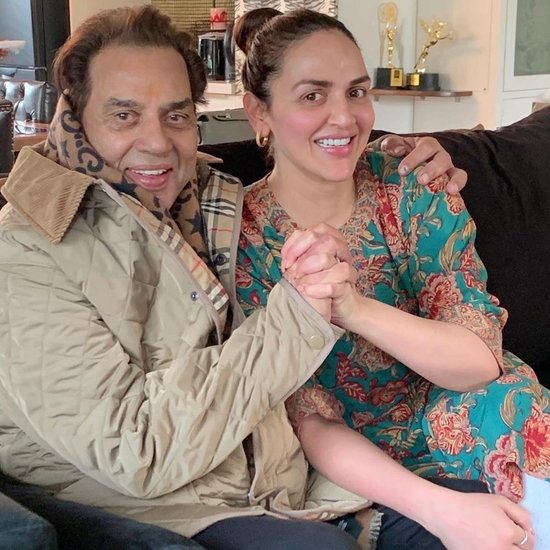 कहते हैं कि हर बेटी अपने पिता के बेहद नजदीक होती है। कुछ ऐसा ही बॉलीवुड एक्ट्रेस ईशा देओल (Esha Deol) के साथ भी है। ईशा अपने पिता धर्मेंद्र (Dharmendra) के बेहद नजदीक हैं और इसका पता उनके इंस्टाग्राम अकाउंट से भी लगता है। ईशा अक्सर अपने पिता के साथ बचपन से लेकर अब तक की फोटो शेयर करती रहती हैं। आइये झलक डालते हैं ईशा और धर्मेंद्र की ऐसी ही कुछ तस्वीरों पर-