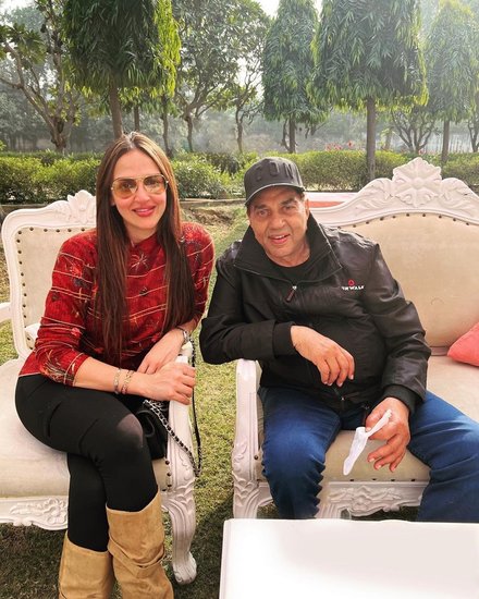 ईशा अक्सर पिता से मिलने उनके फार्म हाउस जाया करती हैं और उनके साथ समय बिताती हैं।