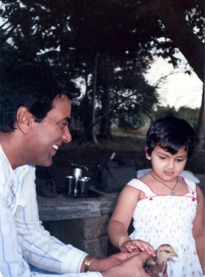 बचपन से ईशा मां से ज्यादा पिता के क्लोज हैं।&nbsp;