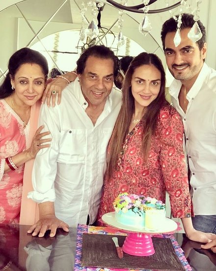 इस तस्वीर में ईशा पिता धर्मेंद्र, मां हेमा मालिनी और पति संग बर्थडे सेलिब्रेट करती नजर आ रही हैं।