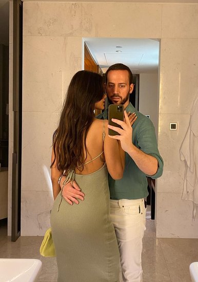 प्रसिद्ध वेब सीरीज आश्रम (Aashram Part 3) के तीसरे पार्ट में एंट्री करने जा रही बॉलीवुड एक्ट्रेस ईशा गुप्ता (Esha Gupta) अपने रिलेशनशिप को लेकर अक्सर सुर्खियों में रहती हैं। अब ईशा अपने बॉयफ्रेंड मैनुअल कैंपोस गुआलर संग डेट नाइट पर निकली हैं जिसकी झलक उन्होंने इंस्टाग्राम पर दिखाई है।