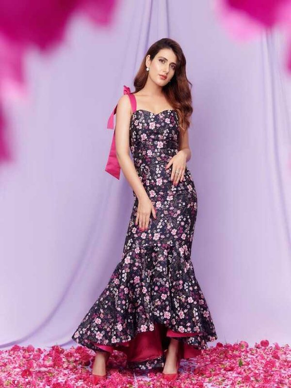 FATIMA SANA SHEIKH IN SKIN FIT DRESS