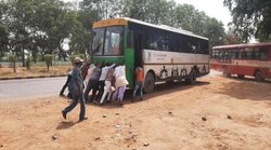 जनता टिकट भी दे और धक्का भी मारे?- सपा ने शेयर की बस को धक्का लगाने वाली तस्वीर, लोग मारने लगे ताना