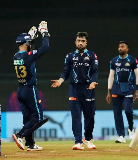 29 मई को आईपीएल 2022 (IPL 2022) का फाइनल होने वाला है और इस वक्त आईपीएल रोमांच से भरा हुआ है। गुजरात टाइटंस (Gujarat Titans) 14 में से 10 मैच जीतकर टॉप पर बनी हुई है लेकिन छक्कों के मामले में यह टीम सबसे फिसड्डी है। गुजरात टाइटंस ने 14 मैच में अब तक केवल 69 छक्के ही जड़े हैं और इसके साथ ही यह टीम छक्के लगाने के मामले में 10वें नंबर पर है। जानिए आईपीएल 2022 में किस टीम ने अब तक कितने छक्के मारे हैं -  