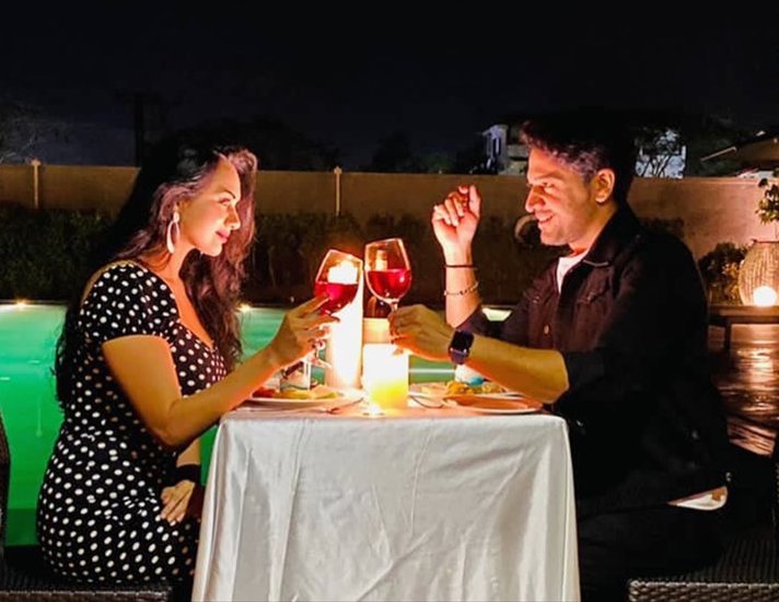 दोनों में पति पत्नी का रिश्ता तो है ही लेकिन वह दोनों बेहद अच्छे दोस्त भी हैं।