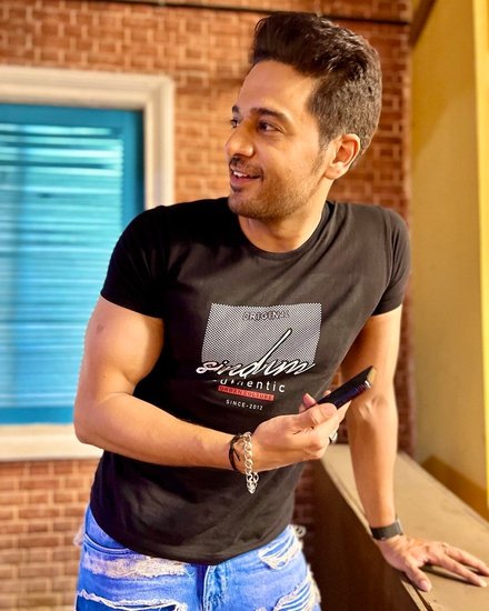 इस इंटरव्यू में गौरव ने कहा कि मैं अपने किरदार से बेहद खुश हूं और मुझे यह अच्छा लगा कि लोगों ने इस शो के साथ-साथ मेरे किरदार को भी अपनाया है। 