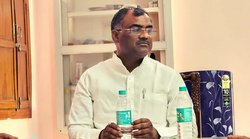 यूपीः योगी के मंत्री की बैठक के दौरान 12 बार बत्ती हुई गुल, फिर भी बोले गिरीश चंद्र- नहीं है बिजली का कोई संकट