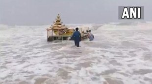 Asani Cyclone|golden chariot on Andhra Pradesh|आंध्र प्रदेश समुद्र के तट पर रथ