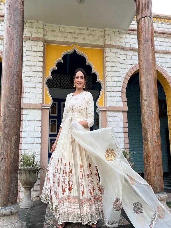 HIMANSHI KHURANA IN MASTANI LOOK