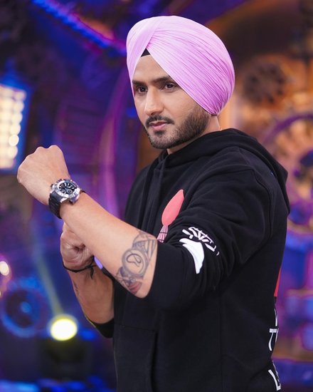 वैसे तो क्रिकेटर्स (Cricketers) और बॉलीवुड (Bollywood) की एक्ट्रेस के अफेयर की खबरें अक्सर आती रहती हैं लेकिन जब फिल्मों में काम करने की बात आती है तो कई क्रिकेटरों ने साउथ की फिल्मों (South Movies) को चुना है। इंडियन क्रिकेट टीम के पूर्व स्पिनर हरभजन सिंह (Harbhajan Singh) ने भी तमिल की फिल्म में काम किया है। वह 2021 में तमिल फिल्म 'फ्रेंडशिप' में काम कर चुके हैं। 