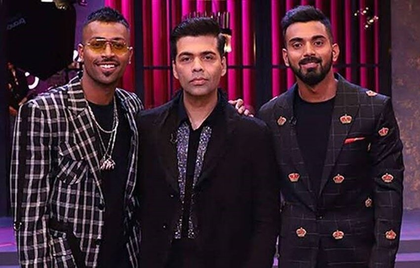 शो के सीजन 6 में क्रिकेटर&nbsp;हार्दिक पांड्या और केएल राहुल पहुंचे&nbsp;थे। यहां हार्दिक पांड्या&nbsp;ने महिलाओं और अपनी सेक्सुअल एक्टिविटी के बारे में बयान दिया था जिसके बाद विवाद काफी बढ़ गया था और दोनों को कुछ मैच से ड्रॉप&nbsp;भी कर दिया था।&nbsp; &nbsp;